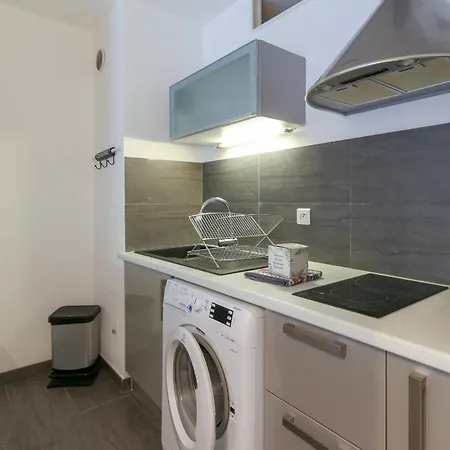 In With Ac Terrace & Pool - Benakey *