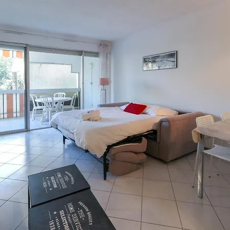 In With Ac Terrace & Pool - Benakey 아파트